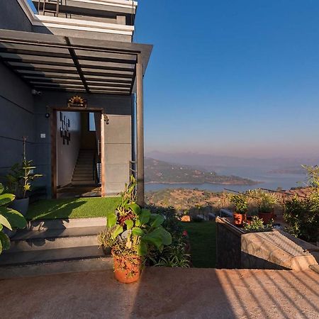 Eyes On The Lake By Stayvista - A Hillside Villa With A Captivating View Of The River プネ エクステリア 写真