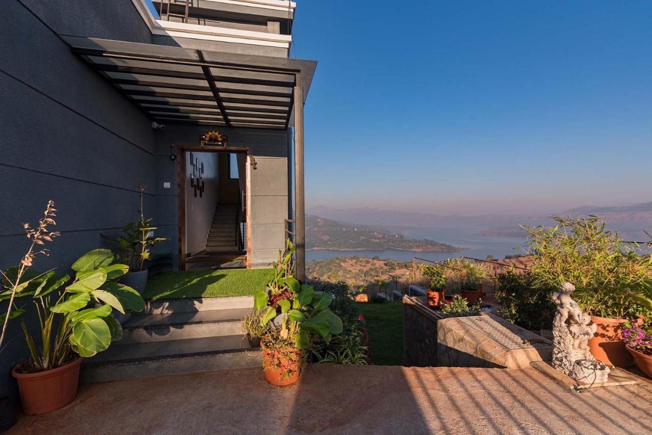 Eyes On The Lake By Stayvista - A Hillside Villa With A Captivating View Of The River プネ エクステリア 写真