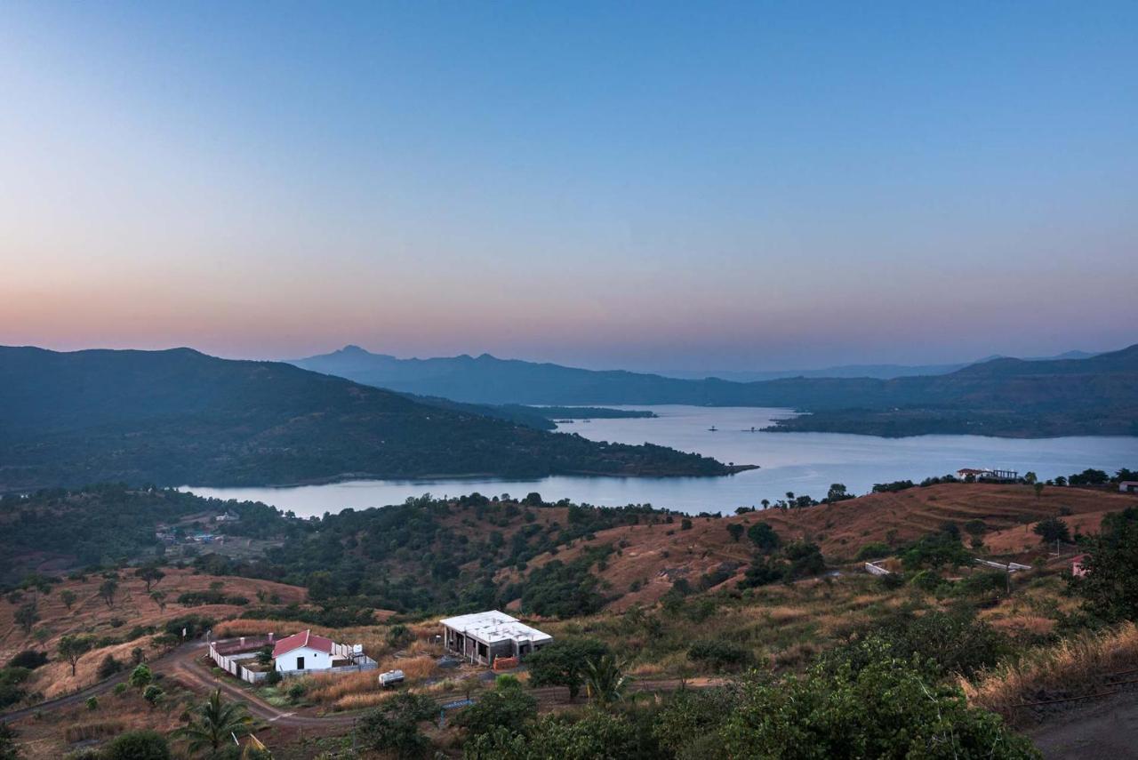 Eyes On The Lake By Stayvista - A Hillside Villa With A Captivating View Of The River プネ エクステリア 写真