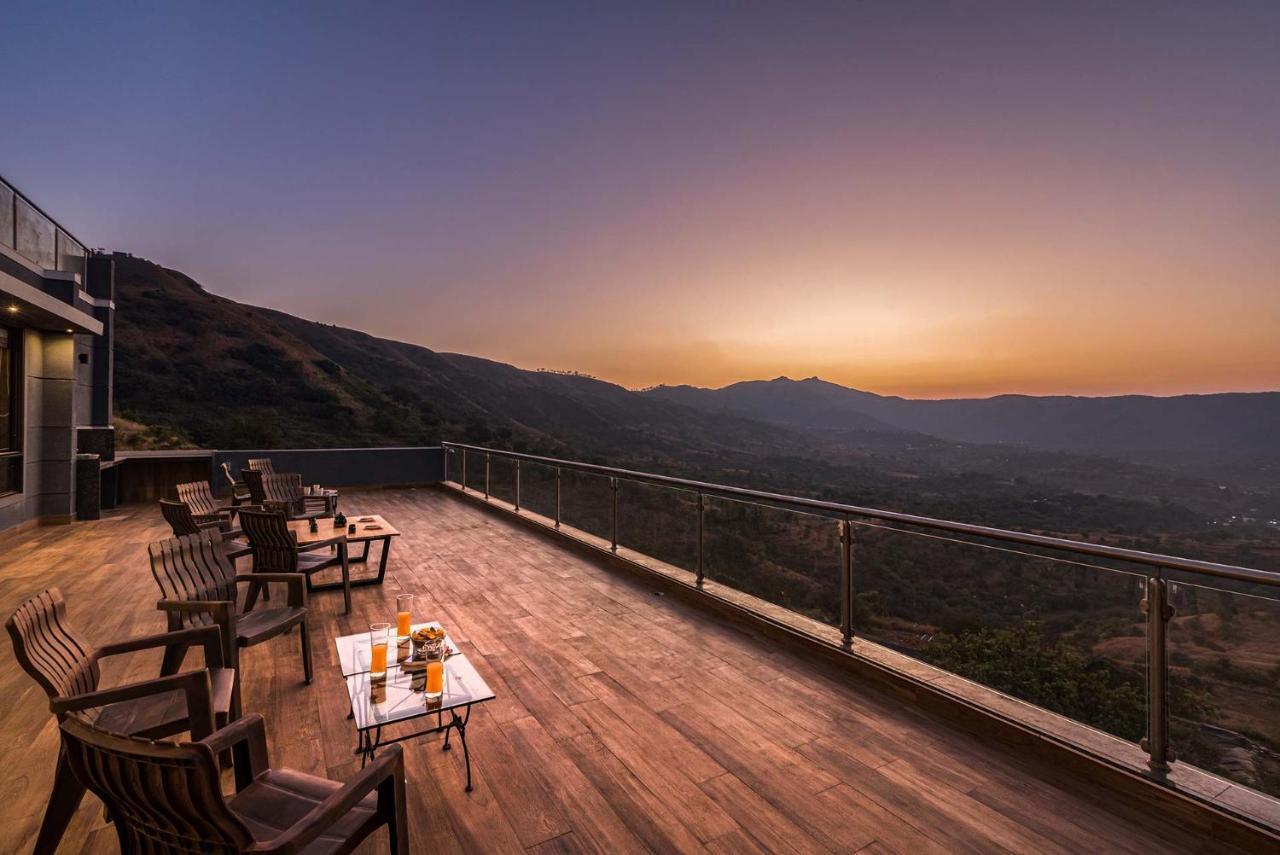 Eyes On The Lake By Stayvista - A Hillside Villa With A Captivating View Of The River プネ エクステリア 写真
