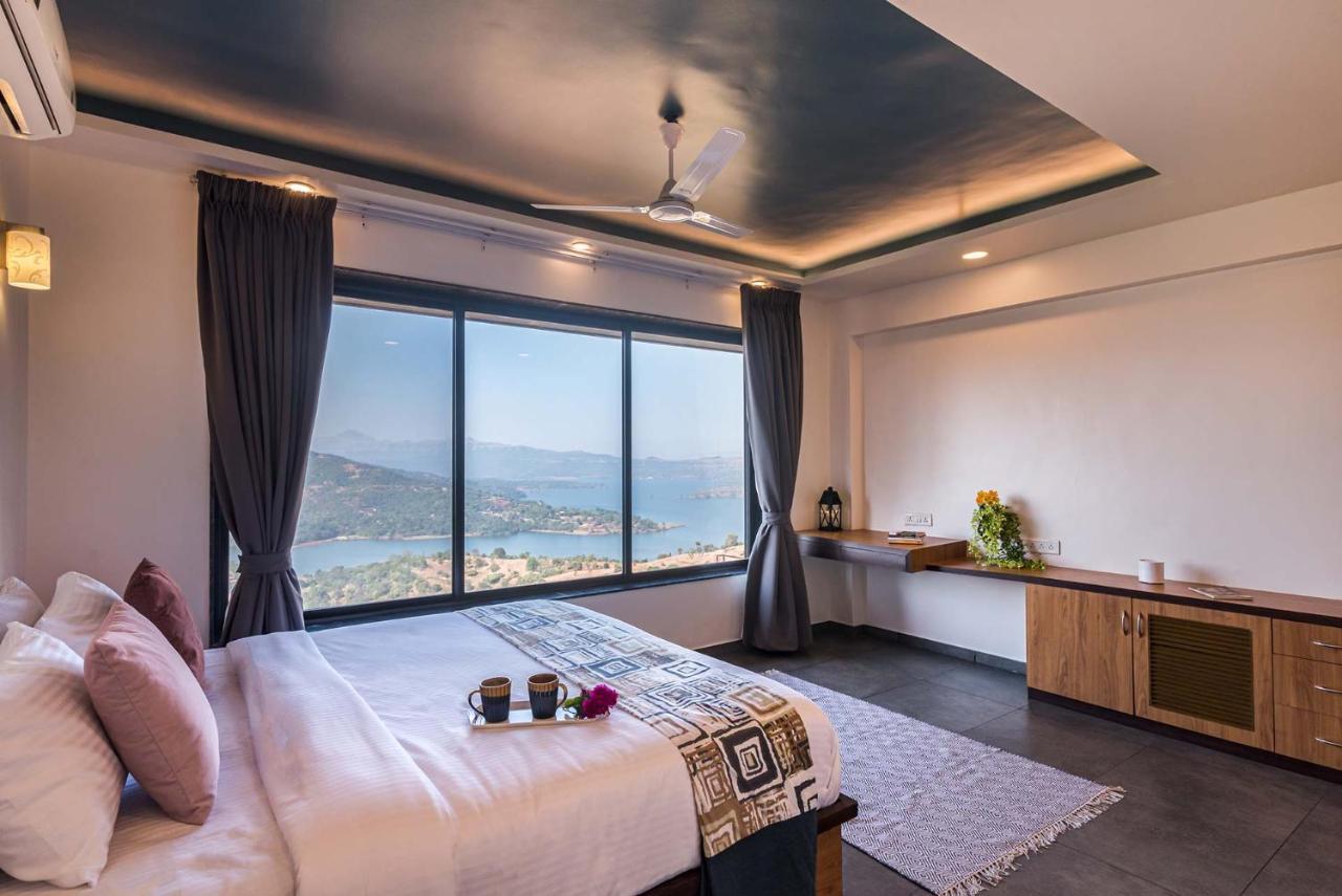 Eyes On The Lake By Stayvista - A Hillside Villa With A Captivating View Of The River プネ エクステリア 写真